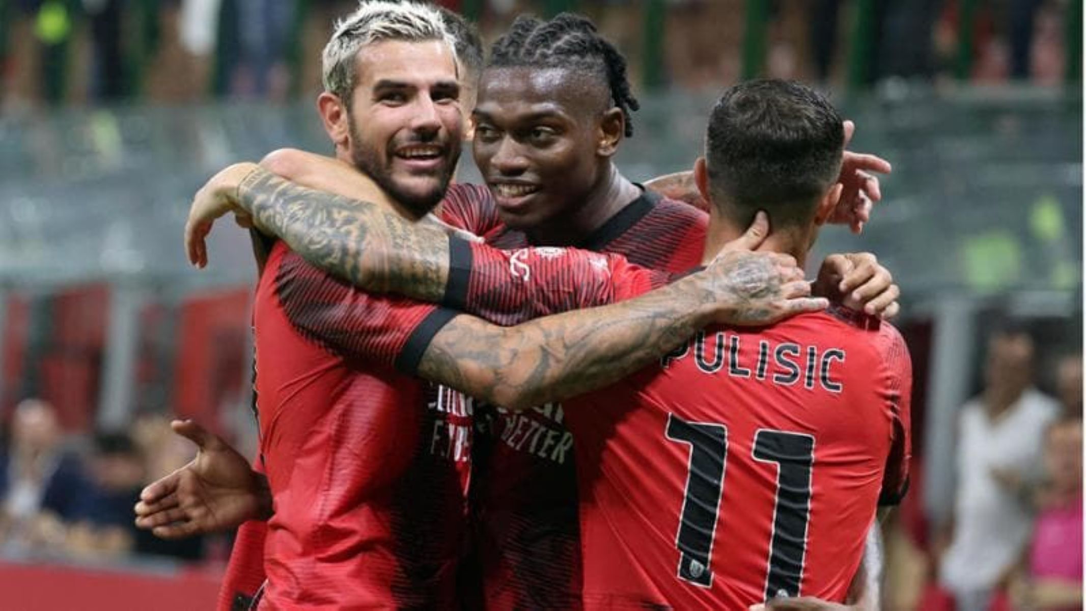 Γνωστή πορνοστάρ τα πέταξε όλα και έμεινε μόνο με τη φανέλα της… Μίλαν! (pics)