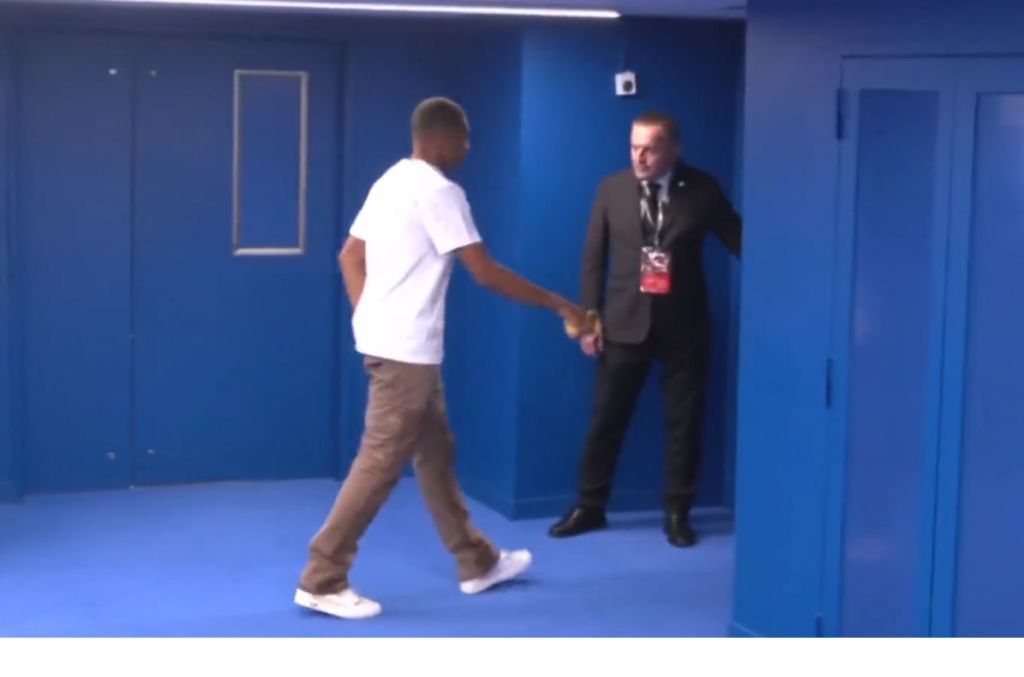 Με πολιτικά ο Μπαπέ, πήρε… άδεια για να δει τους συμπαίκτες του! (vid)