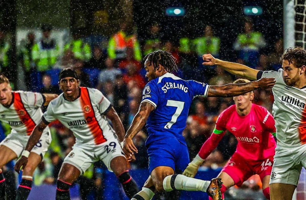 Άπιαστος Στέρλινγκ: Μοίρασε… σακούλες στην άμυνα της Λούτον! (vid)