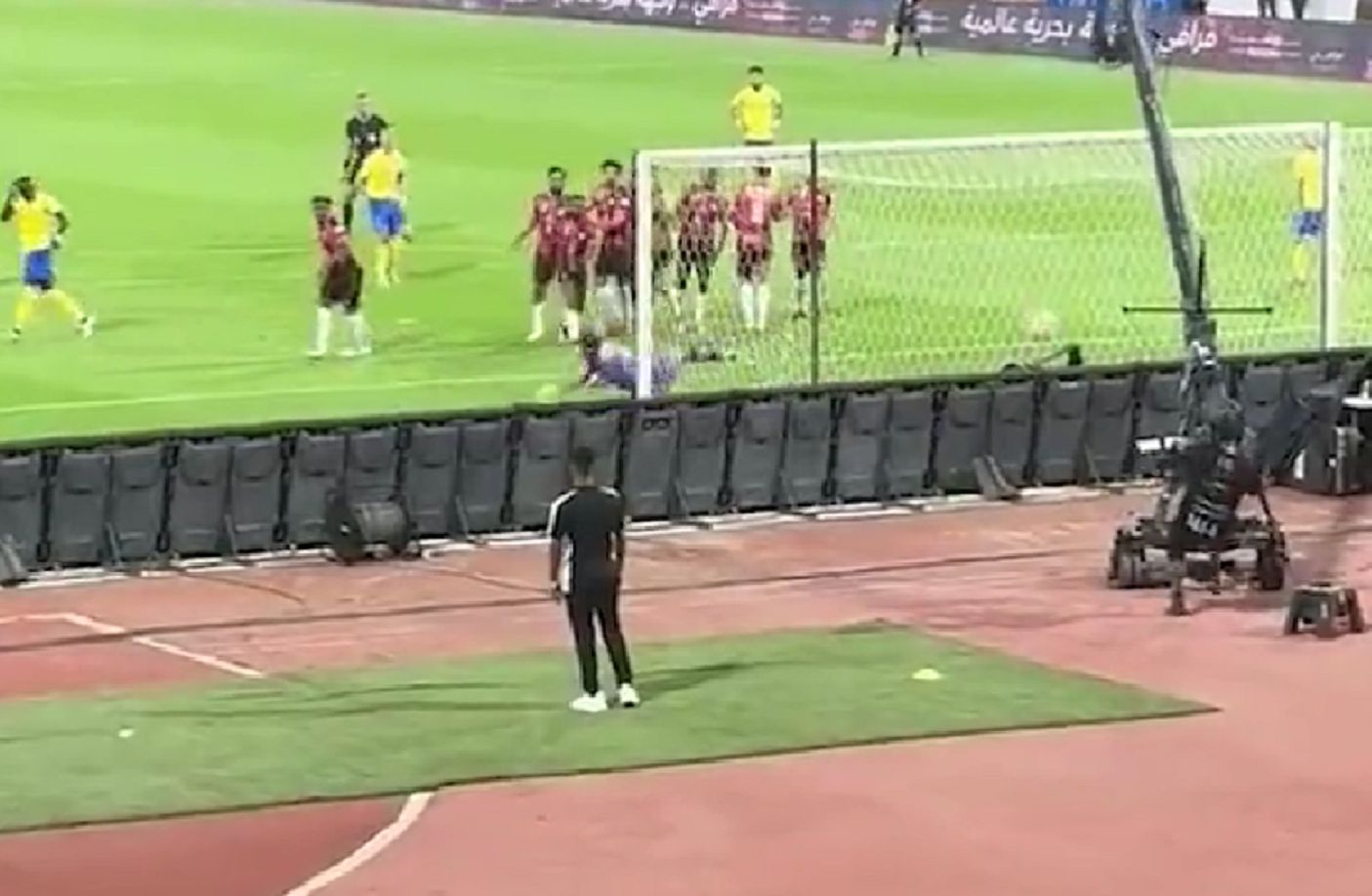 Άτυχος cameraman είδε τον ουρανό σφοντύλι από φάουλ του Κριστιάνο! (vid)