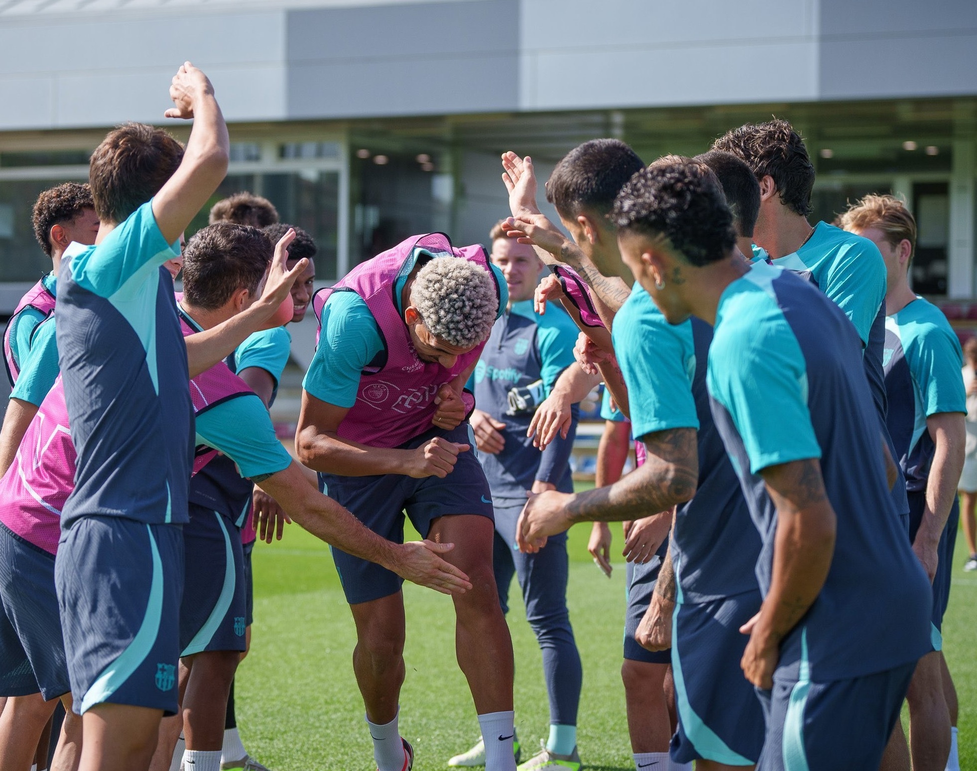 Μπαρτσελόνα: Επιστροφή Αραούχο με κέφι και… φατούρο στην προπόνηση! (pics)