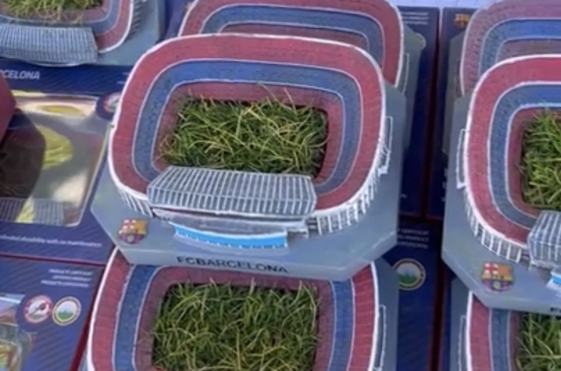 Μπαρτσελόνα: Πήγε το μάρκετινγκ σε άλλο επίπεδο – Πουλάει το γρασίδι του Καμπ Νου σε κομματάκια (pic)