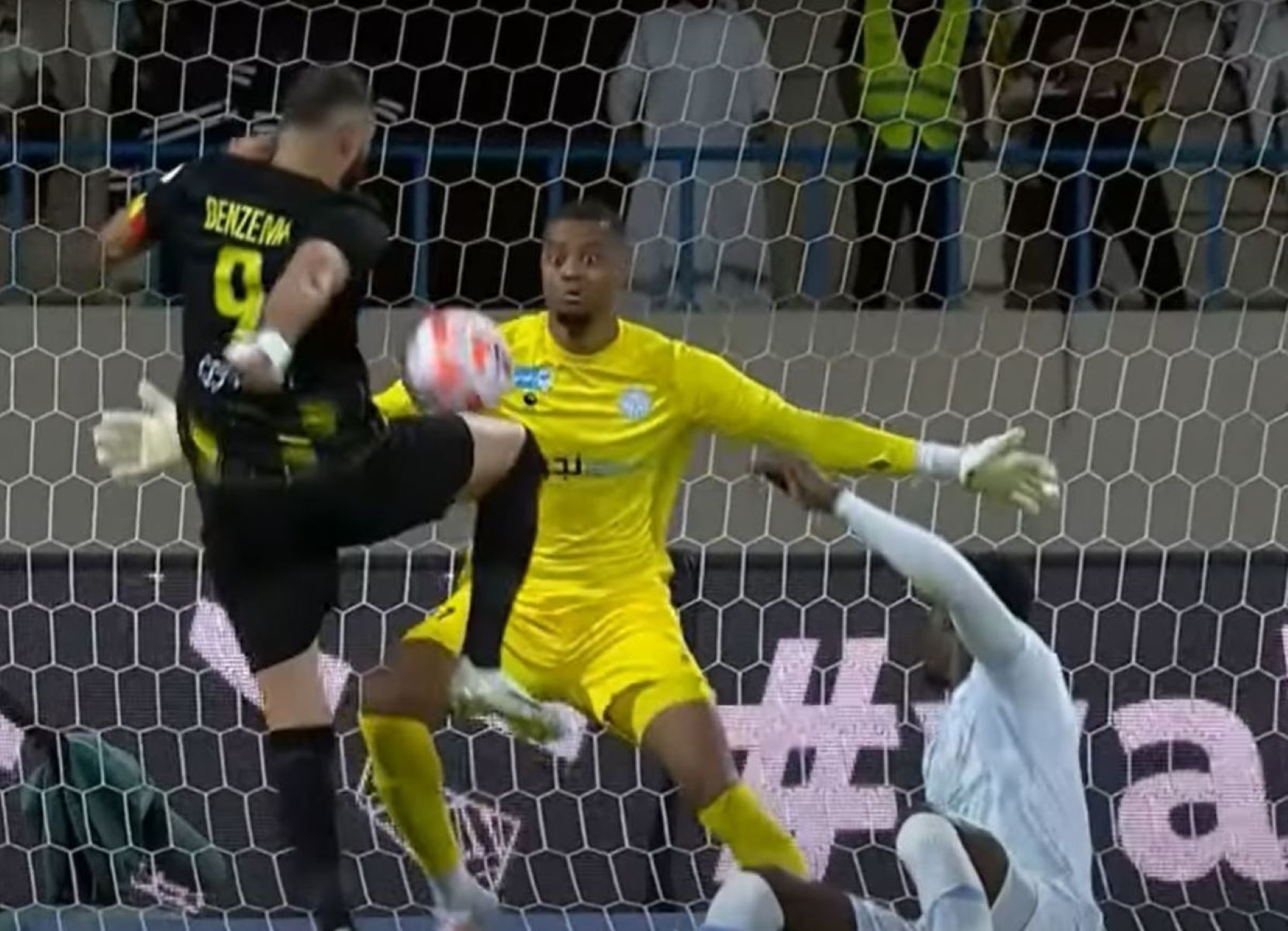 Ο Μπενζεμά «παστέλωσε» με το γόνατο και έπιασε κορυφή με την Αλ Ιτιχάντ (vid)