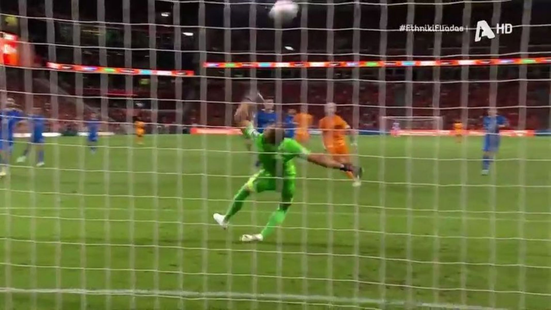 Ανεπανάληπτη απόκρουση του Βλαχοδήμου στην τρομερή ενέργεια του Σίμονς! (vid)