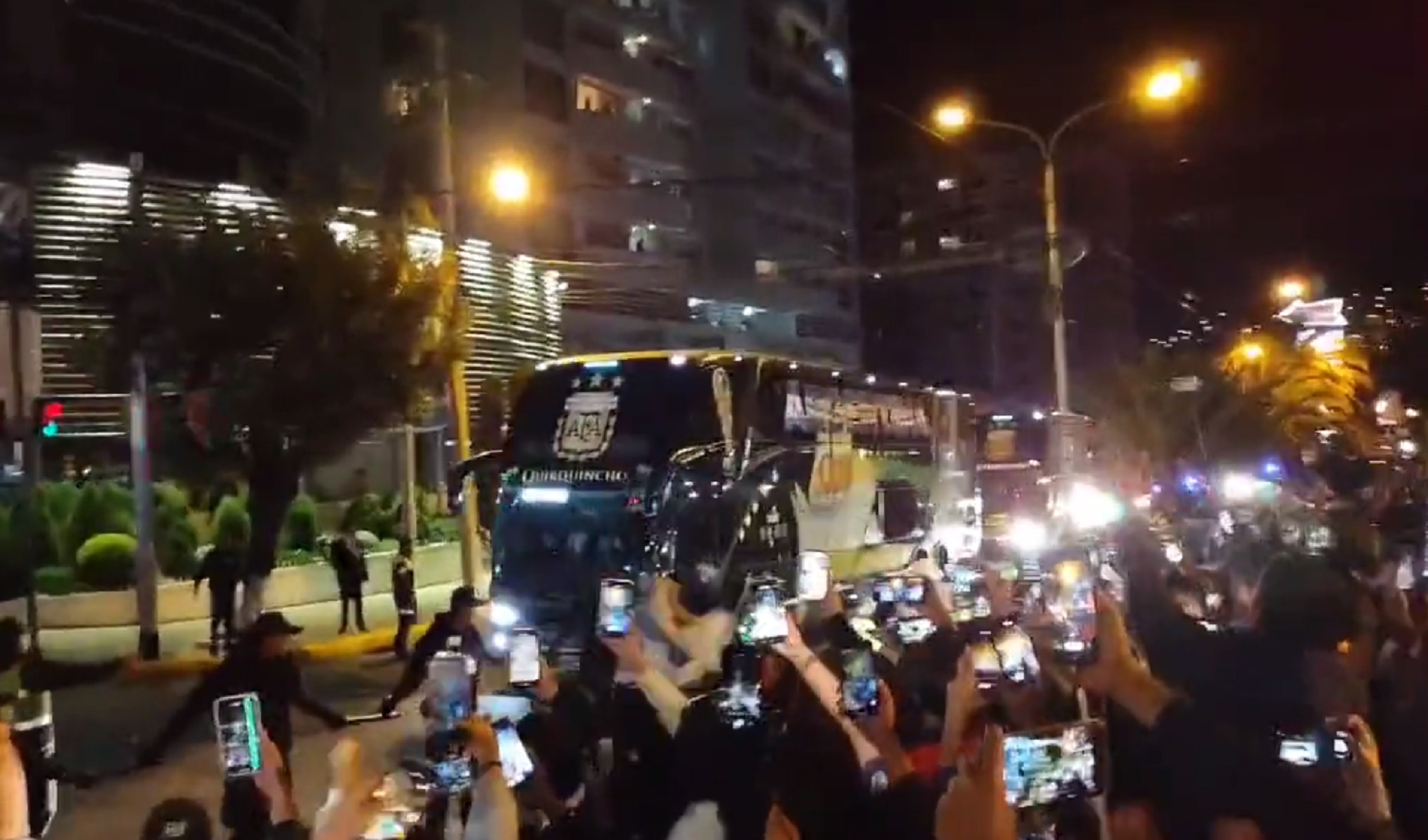 Παράνοια στη Βολιβία για τον Μέσι – Χαμός στο αεροδρόμιο για ένα κλικ με τον Αργεντινό (vid)