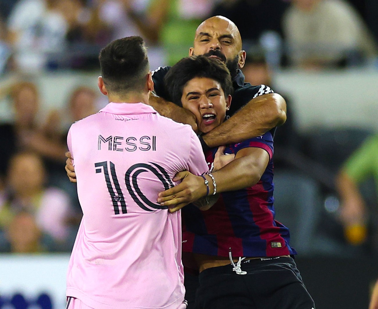 Τρελάθηκε ο… bodyguard – Τον Μέσι δεν θα τον ακουμπάει κανείς! (vid)