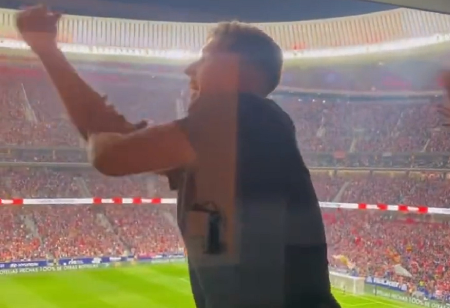 H άσεμνη χειρονομία του γιου του Σιμεόνε στους οπαδούς της Ρεάλ Μαδρίτης (vid)