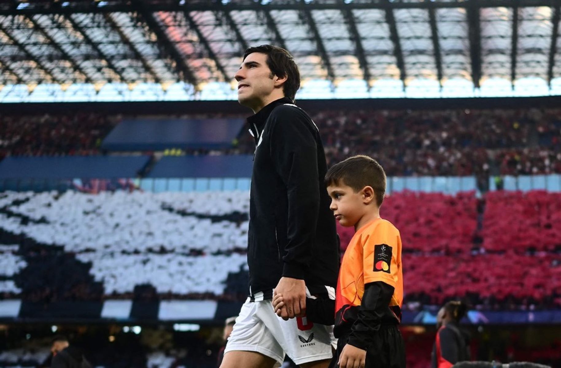 Οι Μιλανέζοι δε ξέχασαν τον Τονάλι – Συγκίνηση για τον Ιταλό στο Σαν Σίρο (vid)