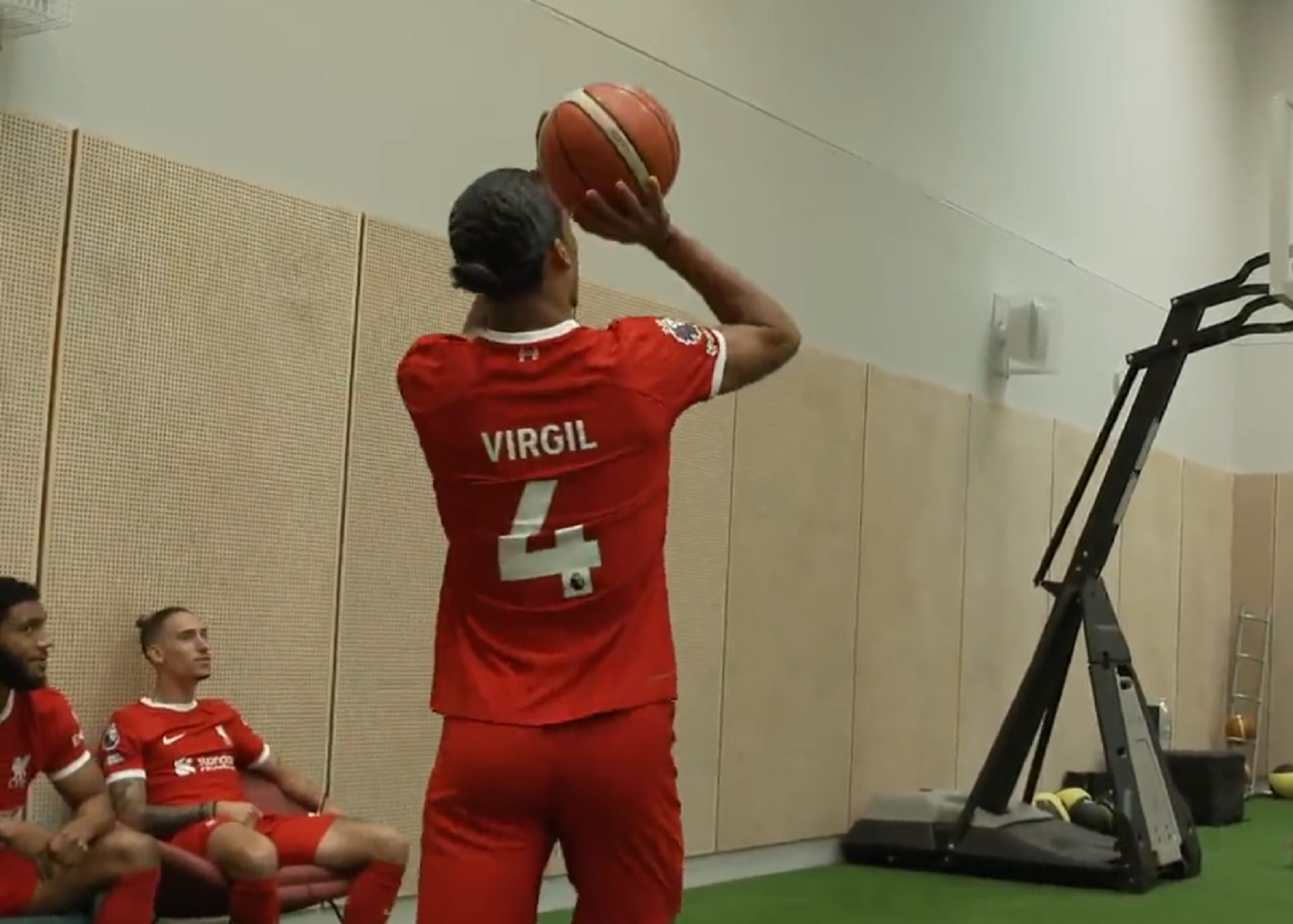 Τρέμε Σλούκα – Ο Φαν Ντάικ τα… χλατσώνει το ένα μετά το άλλο αφήνοντας ξερό τον Τσιμίκα (vid)