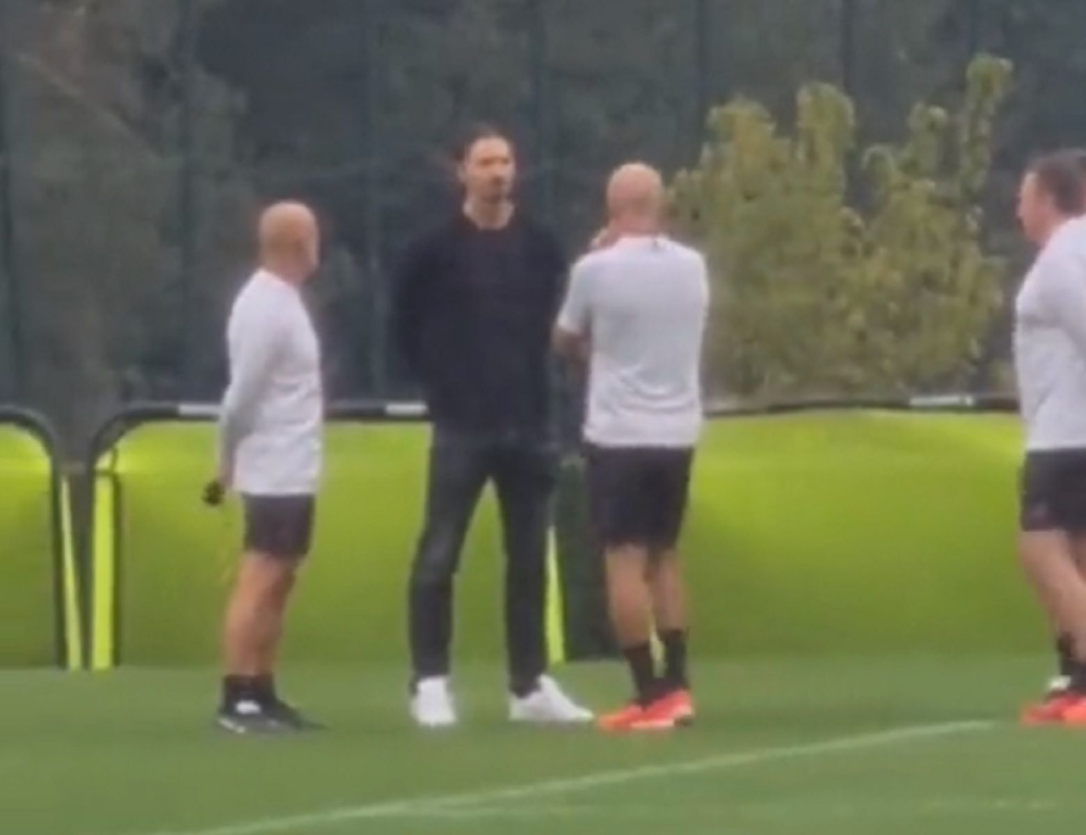 Δεν μπορεί μακριά από τη μπάλα – Έκπληξη Ζλάταν στην προπόνηση της Μίλαν (vids)