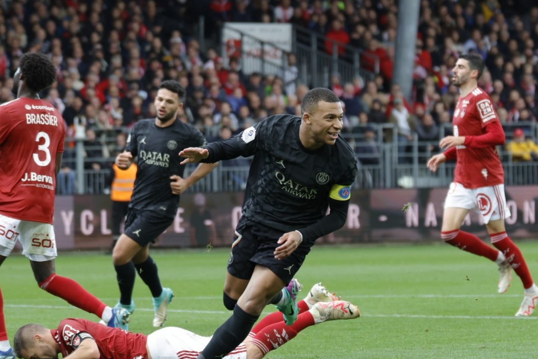 Ο Μπαπέ… καθάρισε την Μπρεστ, αφού χόρεψε την άμυνα! (vid)