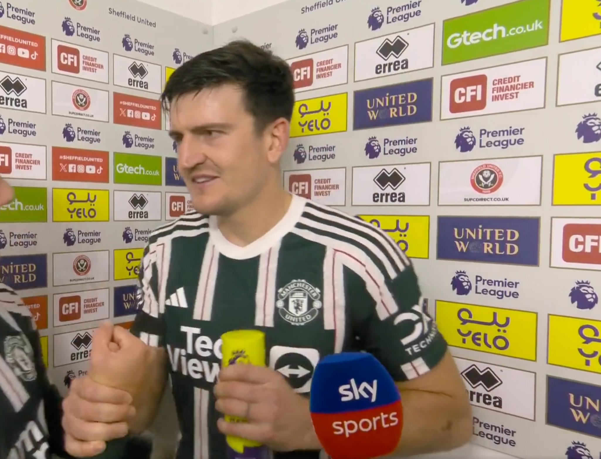 «Βούλωσε» στόματα ο Μαγκουάιρ – Εμφάνιση ηγέτη και… βραβείο του κορυφαίου (vid)