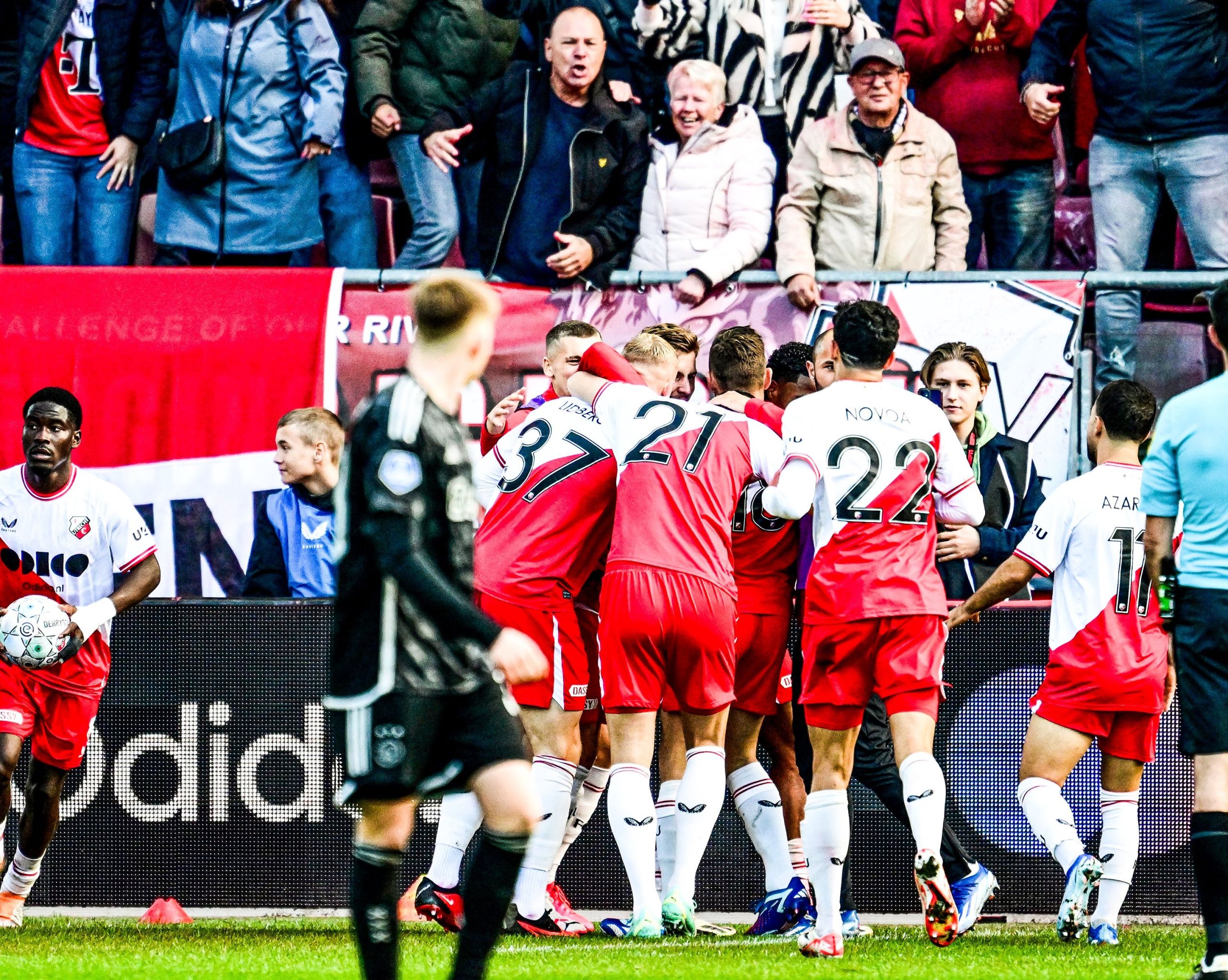 Άγιαξ η κατηφόρα δεν… έχει «πάτο» – Έφαγε 4αρα και η θέση του προκαλεί θλίψη (vid)