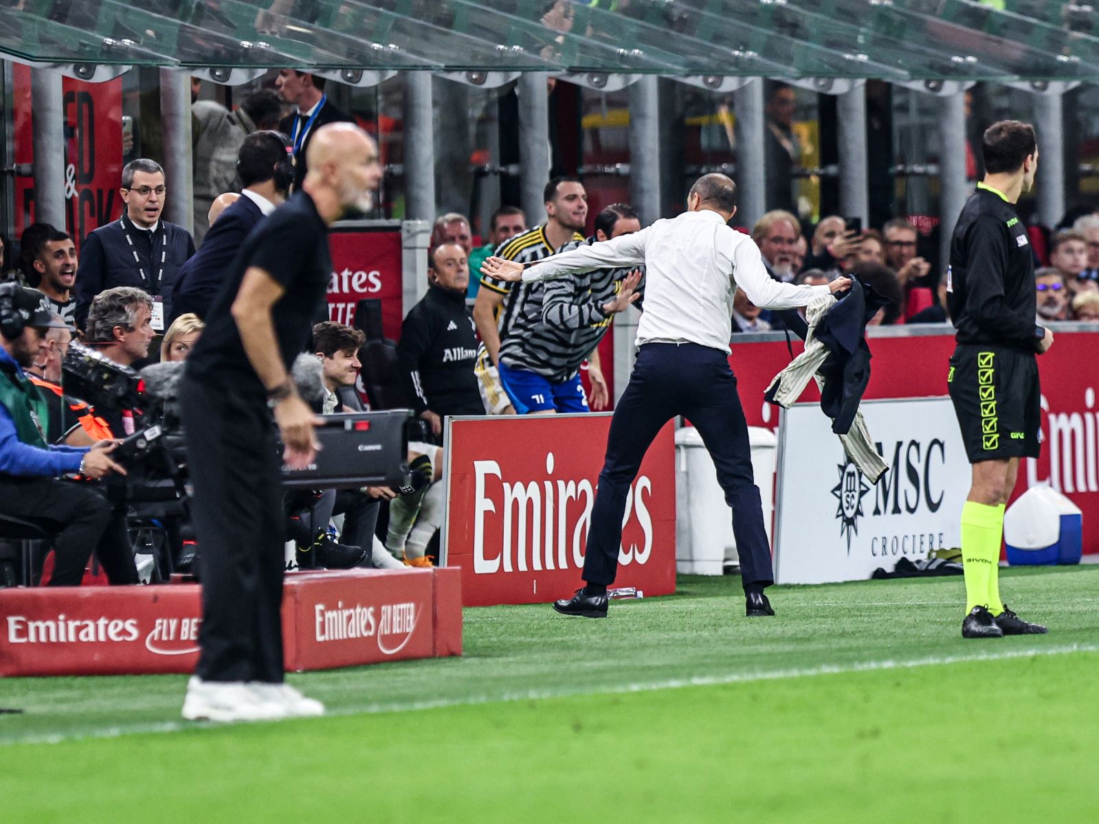 Τσαντίστηκε – λίγο – και τα έσπασε όλα ο Αλέγκρι στο Μιλάνο (vid)