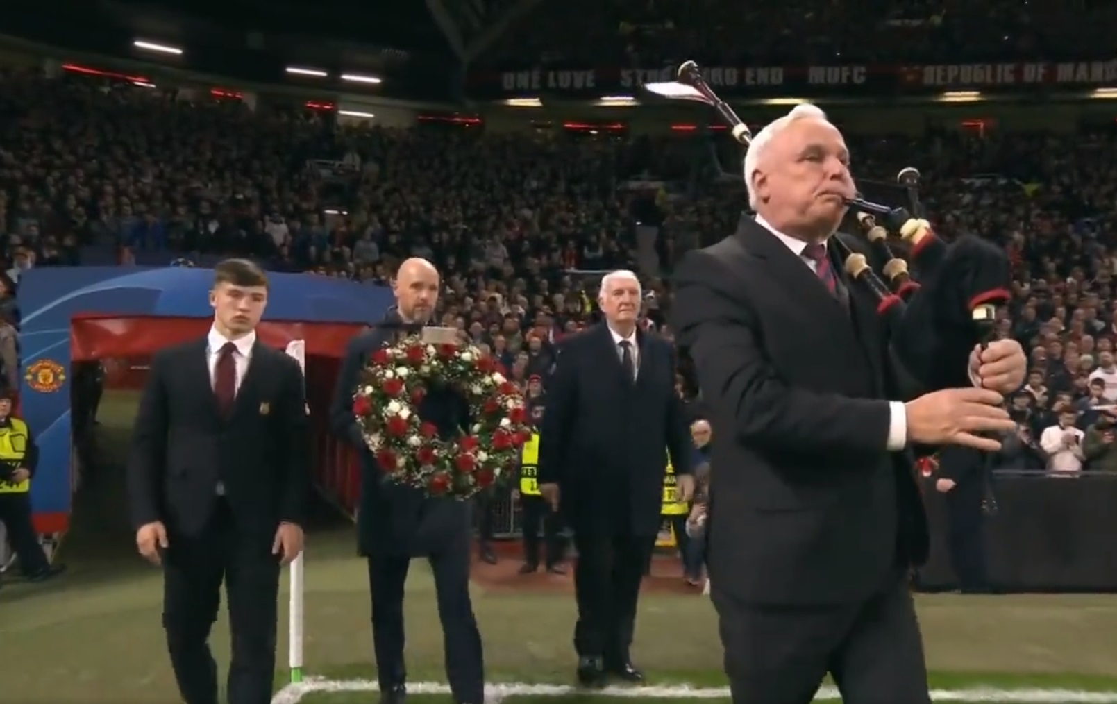 Δάκρυσε το «Ολντ Τράφορντ» – Φόρος τιμής με γκάιντα για τον Σερ Μπόμπι Τσάρλτον (vid)