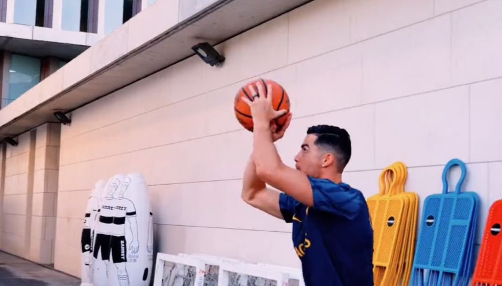 O Κριστιάνο τα… κολλάει και στο μπάσκετ (vid)