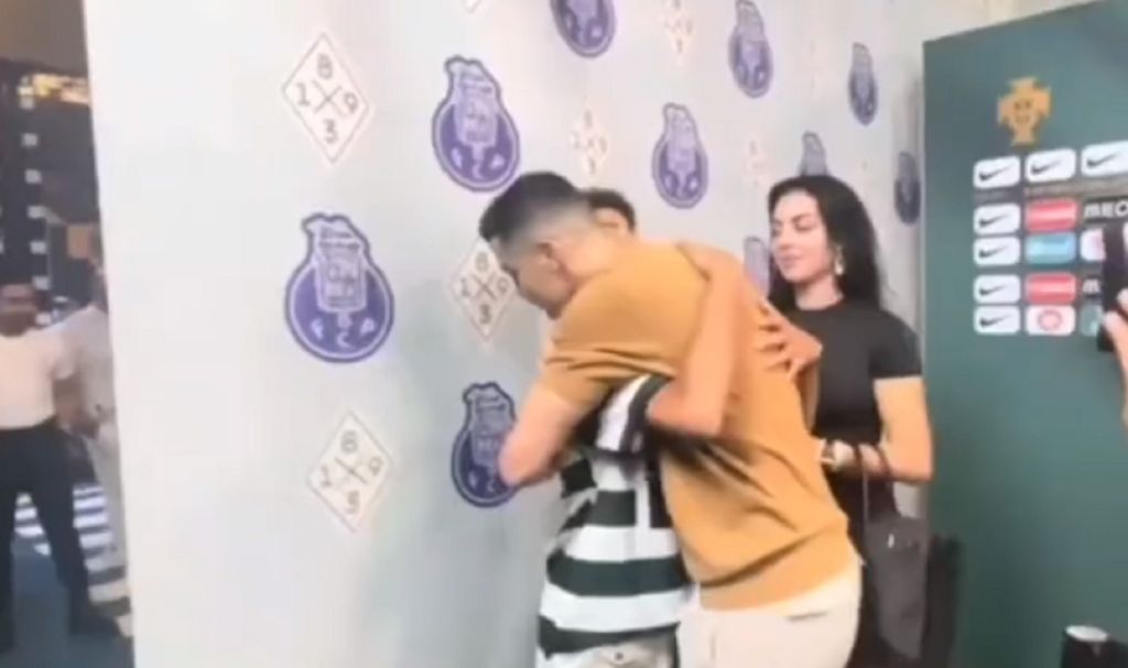 Τρυφερός μπαμπάς ο Κριστιάνο – Η αγκαλιά στον γιο του μετά το «δίμπαλο» με Σλοβακία (vid)