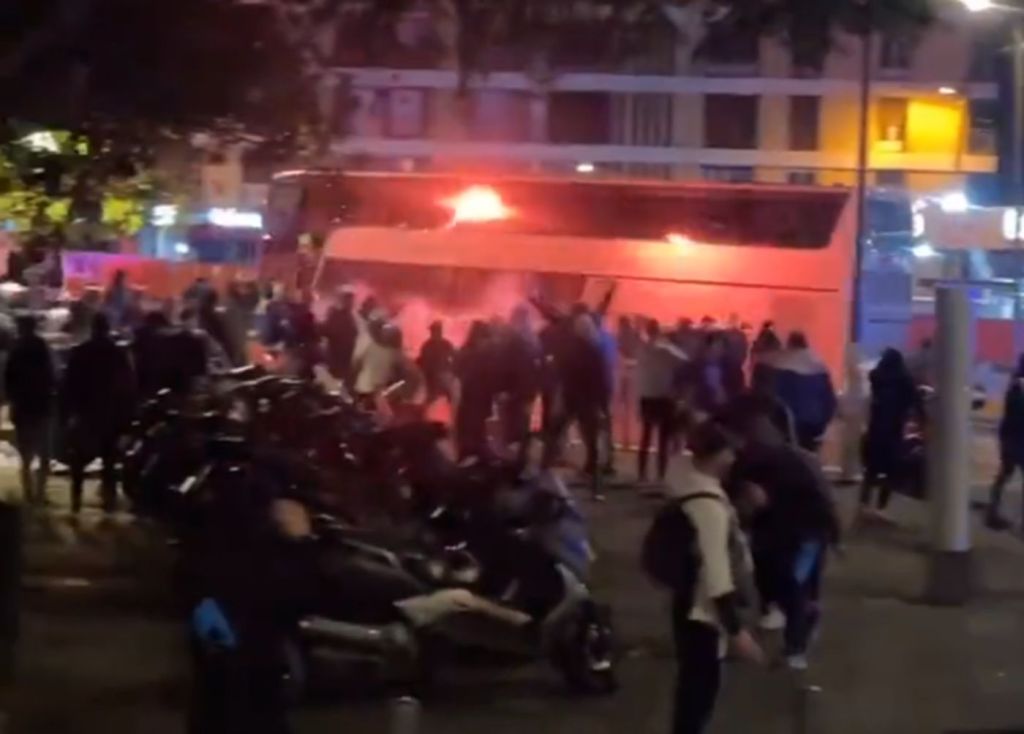 Η στιγμή της επίθεσης των Μασσαλών στο πούλμαν της Λιόν! (vid)