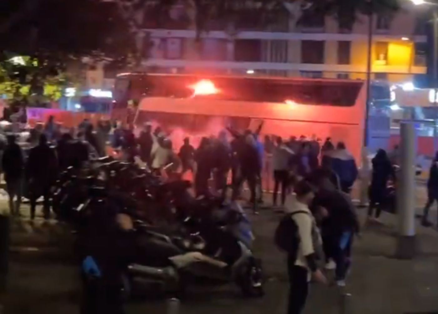 Η στιγμή της επίθεσης των Μασσαλών στο πούλμαν της Λιόν! (vid)