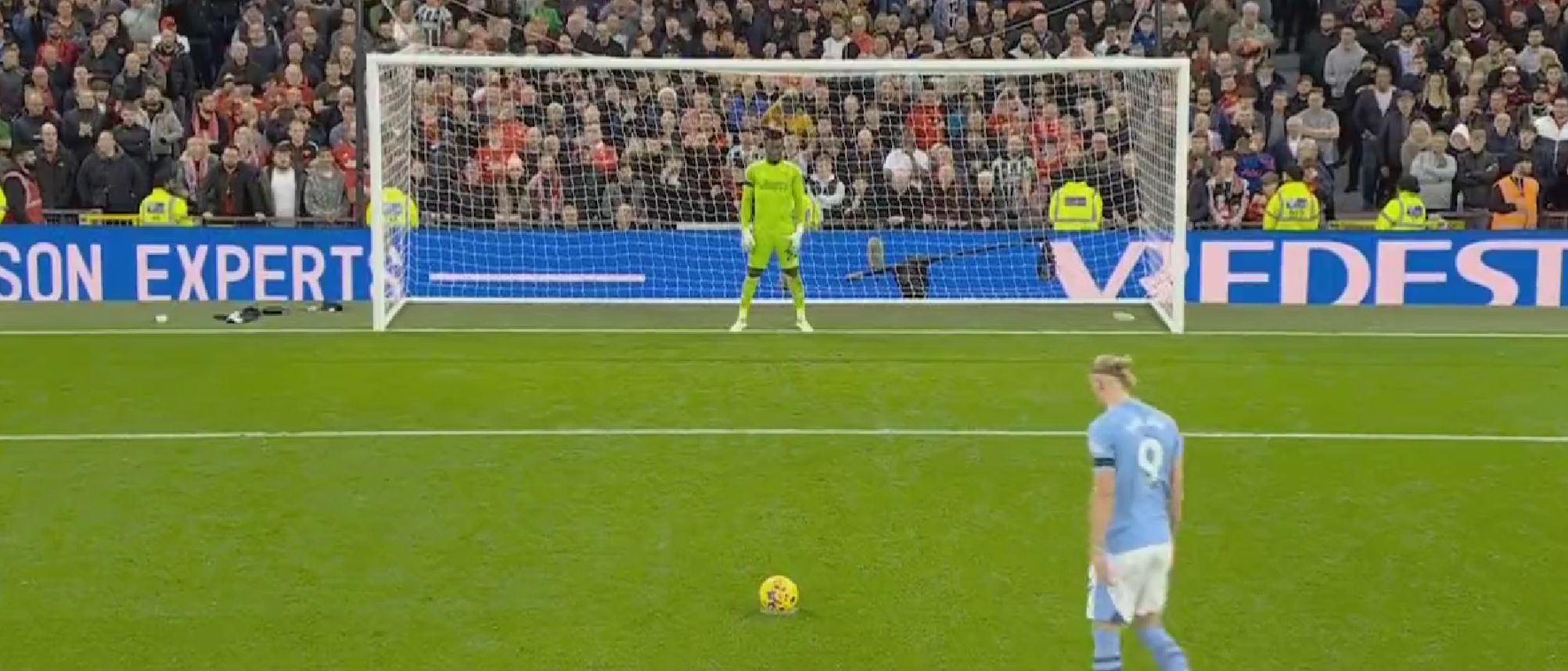 «Ερωτευμένος» με τη Γιουνάιτεντ ο Χάαλαντ: Όπου τη βρίσκει την… καρφώνει! (vid)