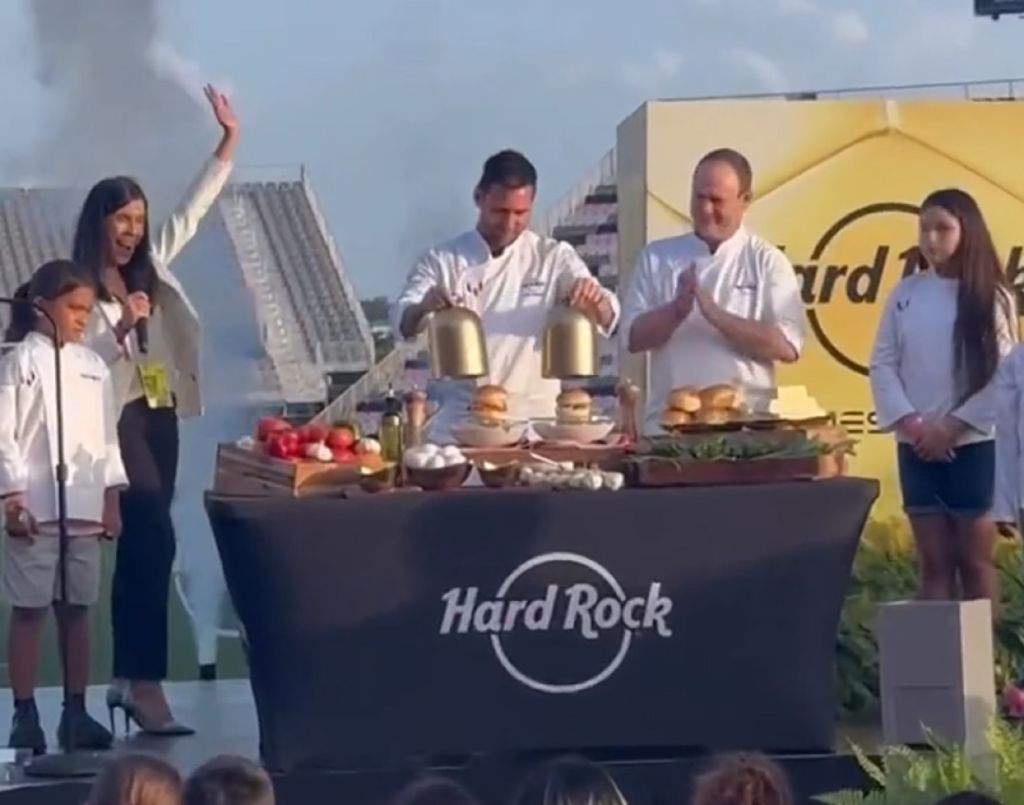 Μέσι: Έβγαλε τη φανέλα, φόρεσε ποδιά και έφτιαξε το τέλειο μπέργκερ (vid)