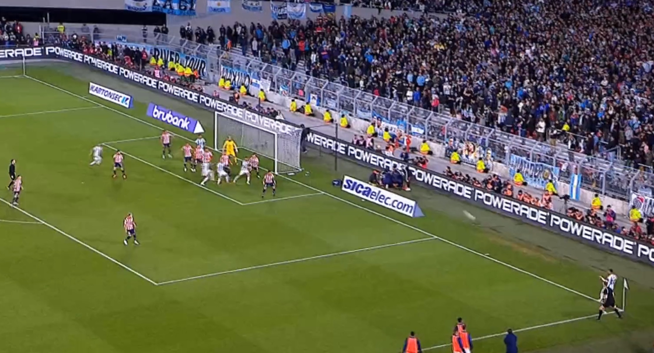 Επέστρεψε ο Μέσι και παραλίγο να πετύχει το τέλειο γκολ κόντρα στην Παραγουάη (vid)