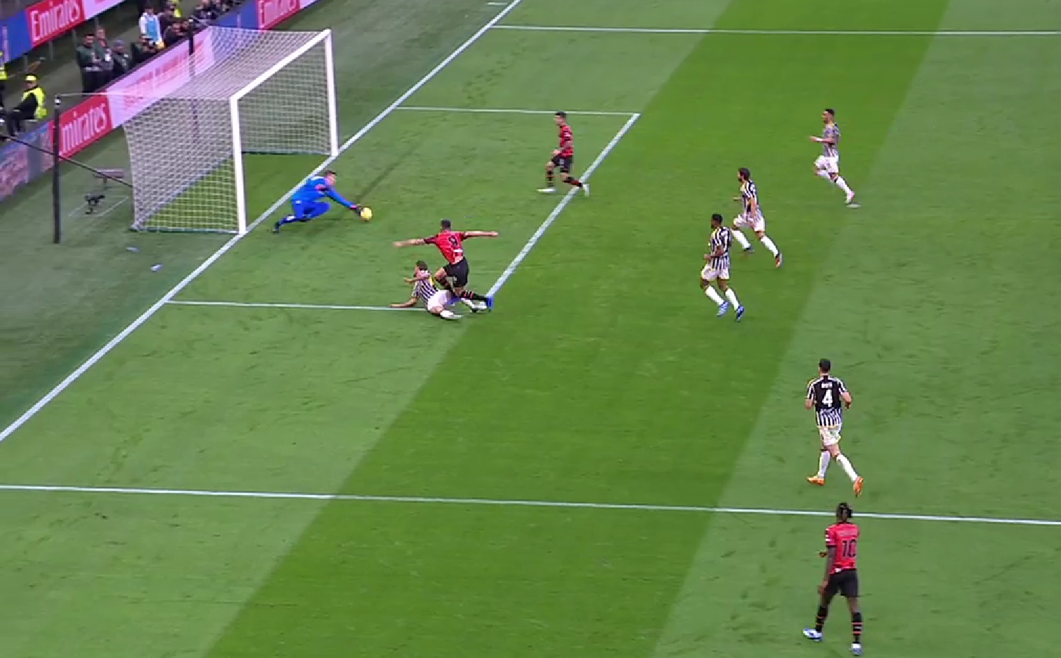 Μίλαν – Γιουβέντους: «Αίλουρος» Σέζνι με έξοχη απόκρουση σε σουτ του Ζιρού! (vid)