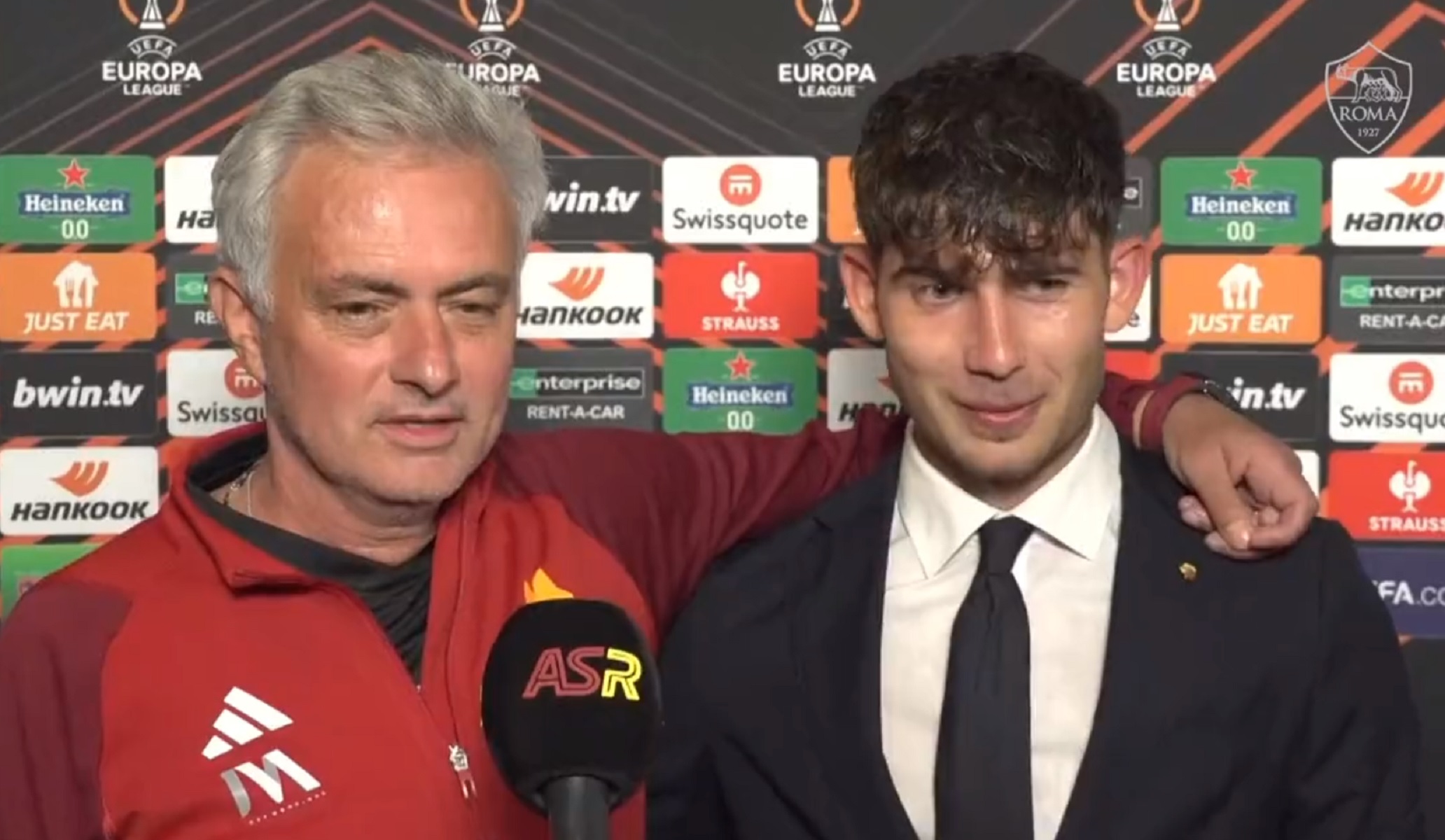 Πανέμορφη στιγμή: Ο Μουρίνιο κάλεσε στη συνέντευξη το νέο του αστεράκι (vid)