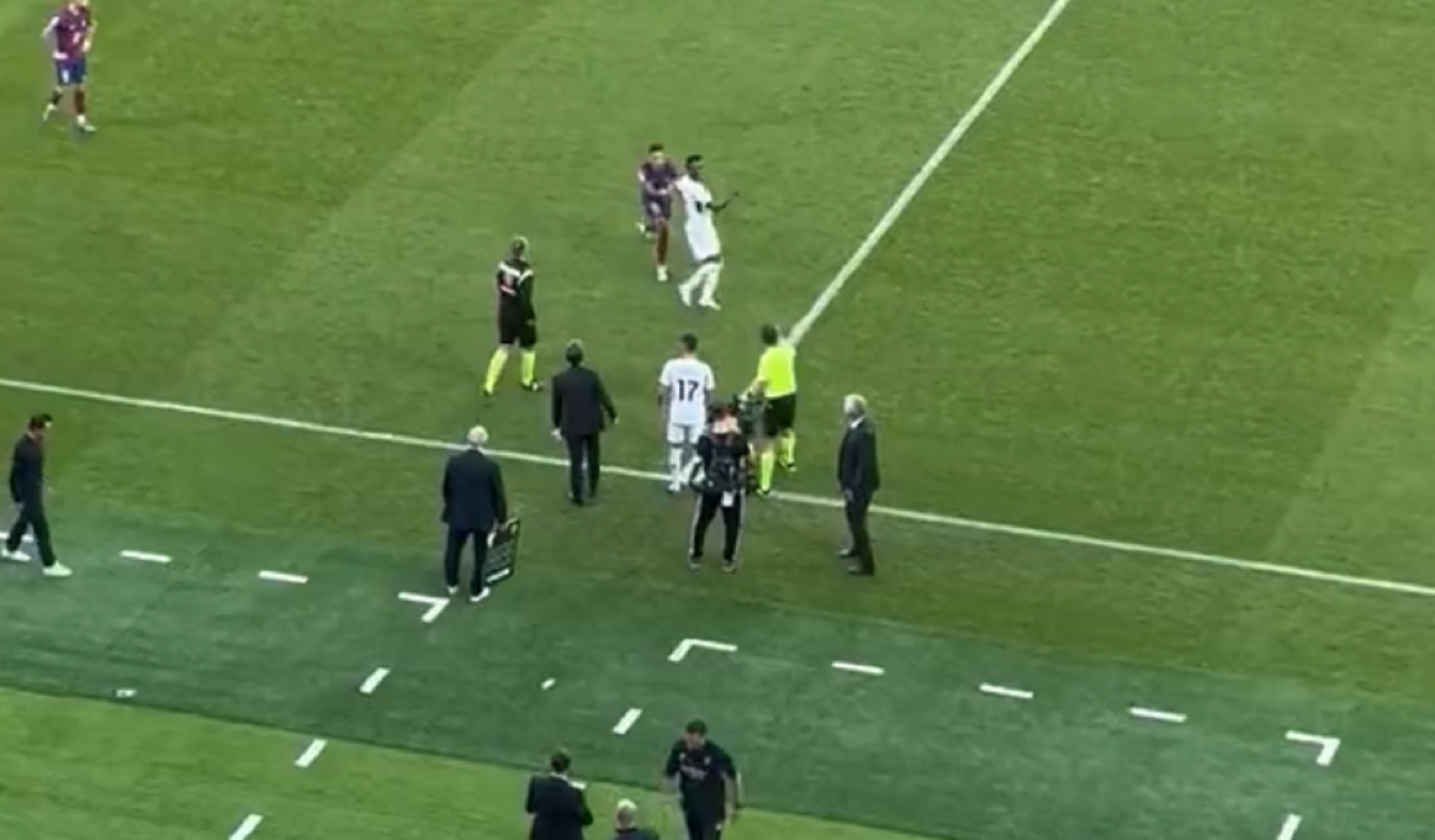 Οπαδός της Μπαρτσελόνα πέταξε μπανάνα στον Βινίσιους (pic)