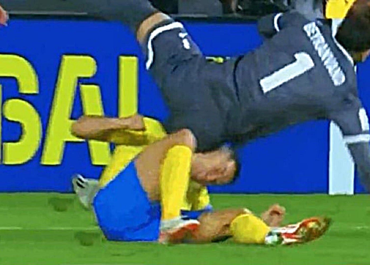 Τερματοφύλακας πήγε να σπάσει τον λαιμό του Κριστιάνο! (vid, pics)