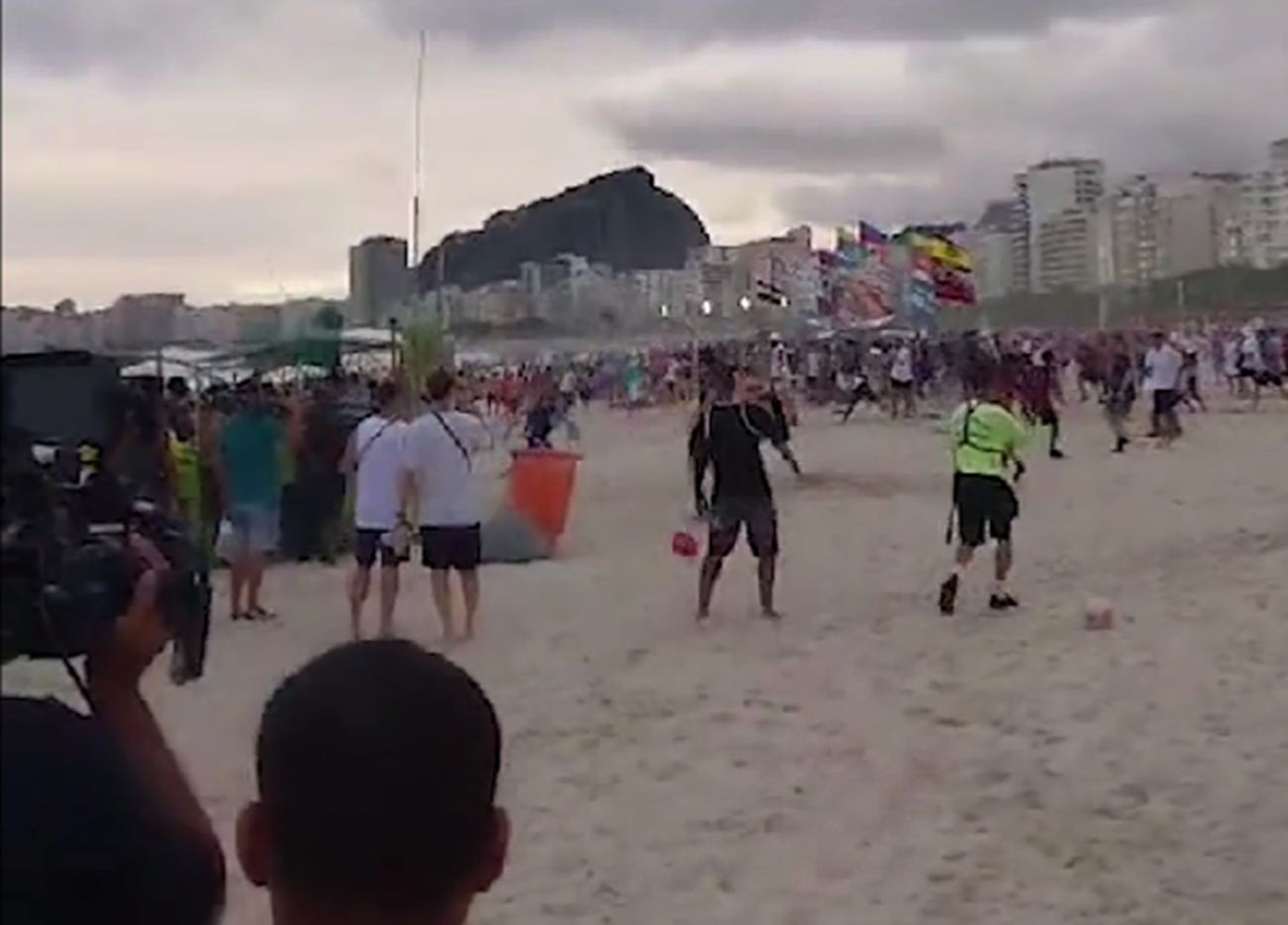 «Πέσιμο» οπαδών της Φλουμινένσε σε αντίστοιχους της Μπόκα σε παραλία του Ρίο! (vid)