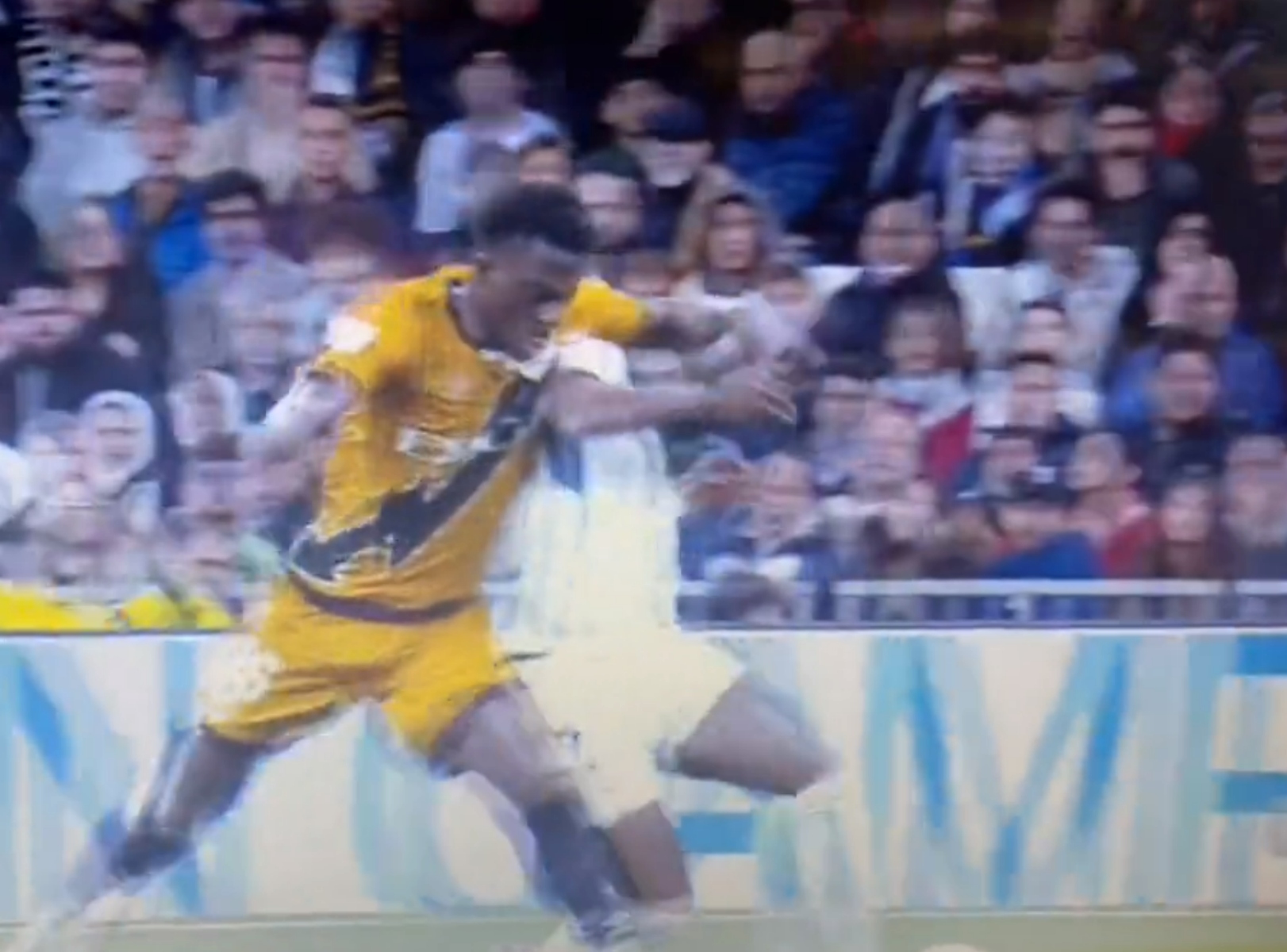 Συνεχίζουν τα… δικά τους στην Ισπανία: Αγκωνιά στον Βινίσους, «κλείνει» τα μάτια ο διαιτητής! (vid)