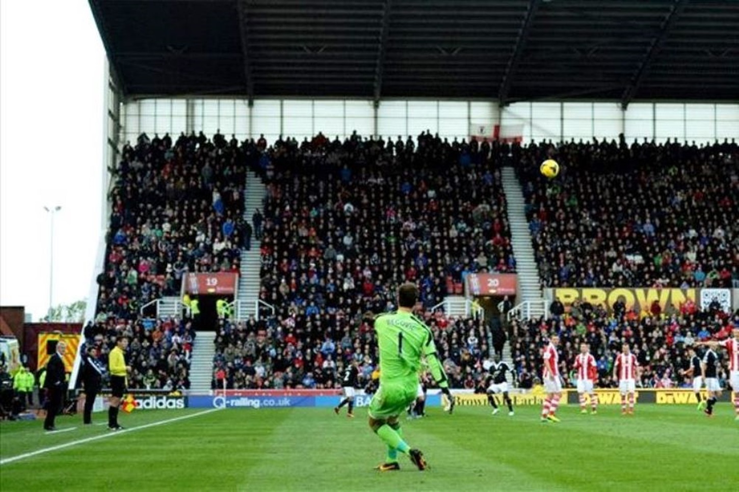 Όταν ο Μπέγκοβιτς σκόραρε από το τέρμα του και μπήκε στο βιβλίο Γκίνες! (vid)