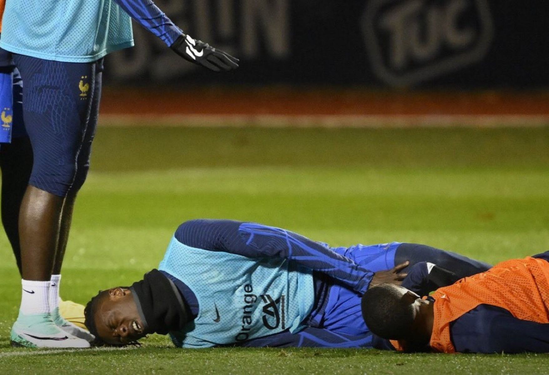 Συναγερμός στη Ρεάλ Μαδρίτης – Τραυματίστηκε στην προπόνηση της Γαλλίας ο Καμαβινγκά (pic)