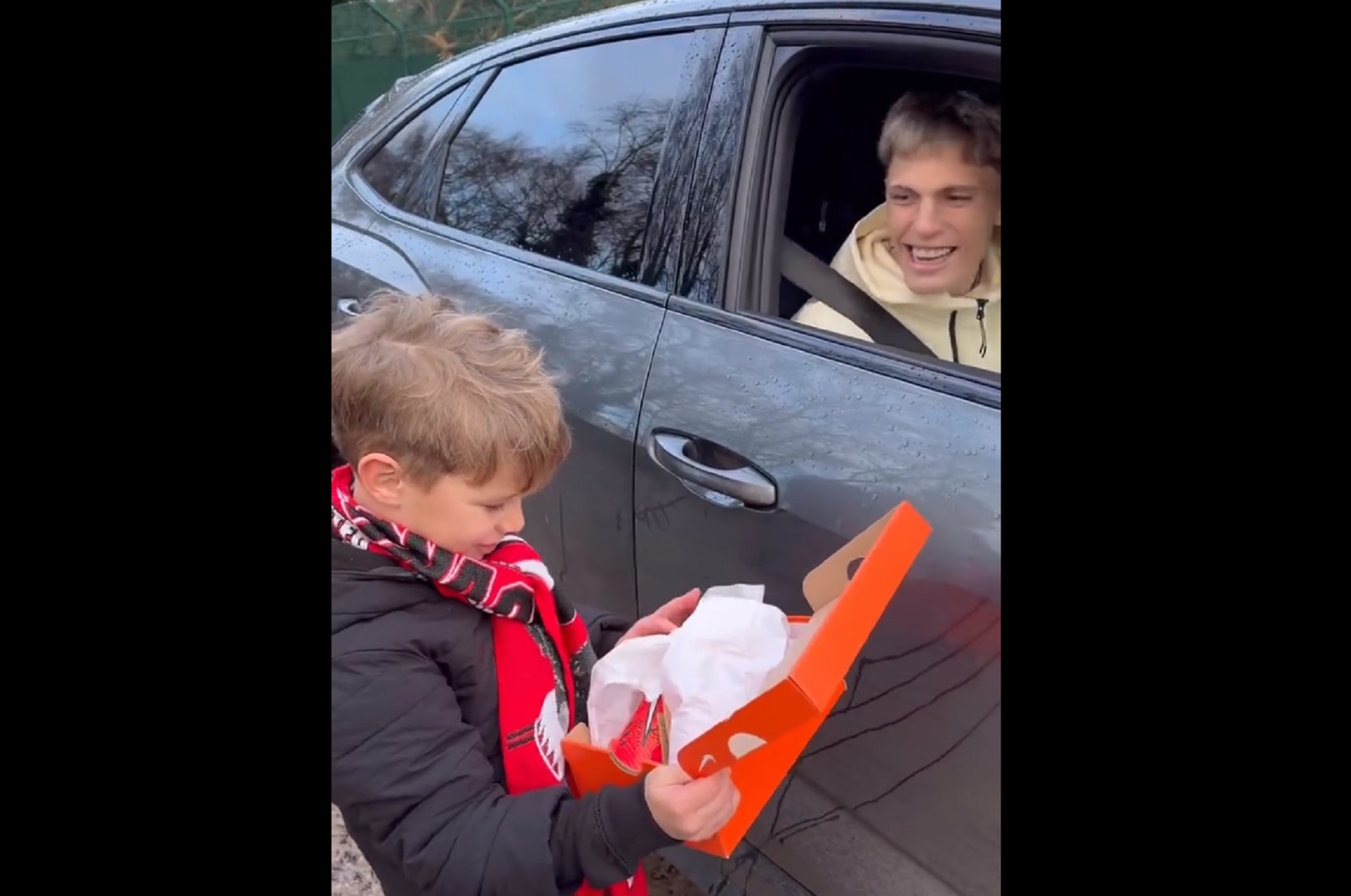 Υπέροχος Γκαρνάτσο – Χάρισε τα παπούτσια του σε νεαρό θαυμαστή του (vid)