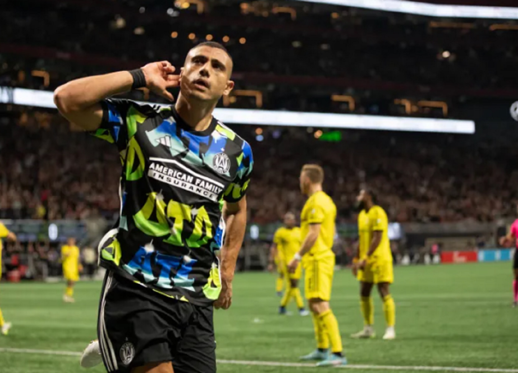 «Οδοστρωτήρας» Γιακουμάκης – Κεφαλιά… κανονιά, δύο ασίστ και «τρίποντο» η Ατλάντα (vid)