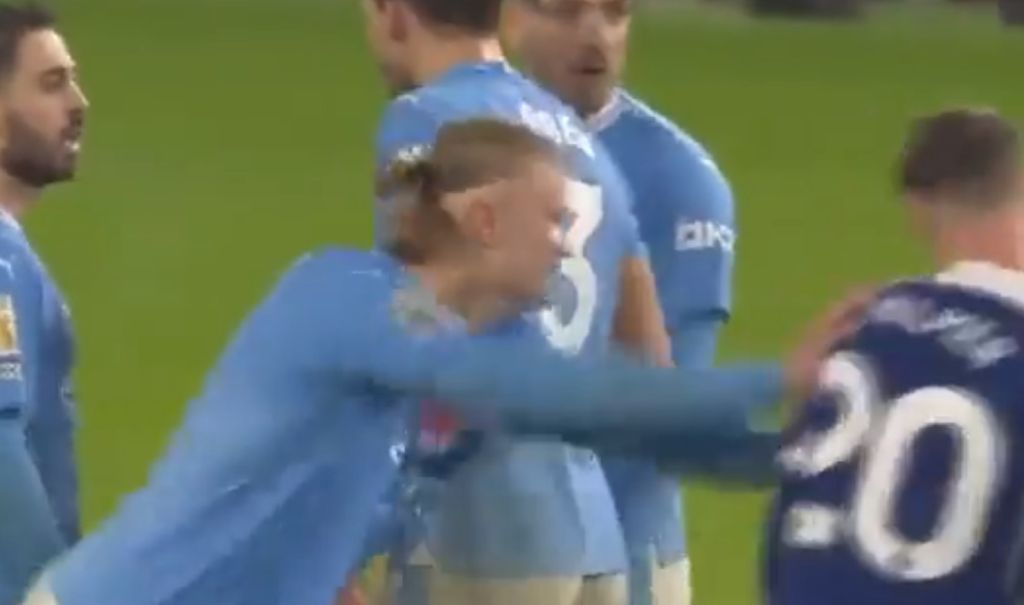 Ο Πάλμερ τσάντισε τους «Πολίτες» – Η σπρωξιά του Χάαλαντ στον αυθάδη Βρετανό (vid)