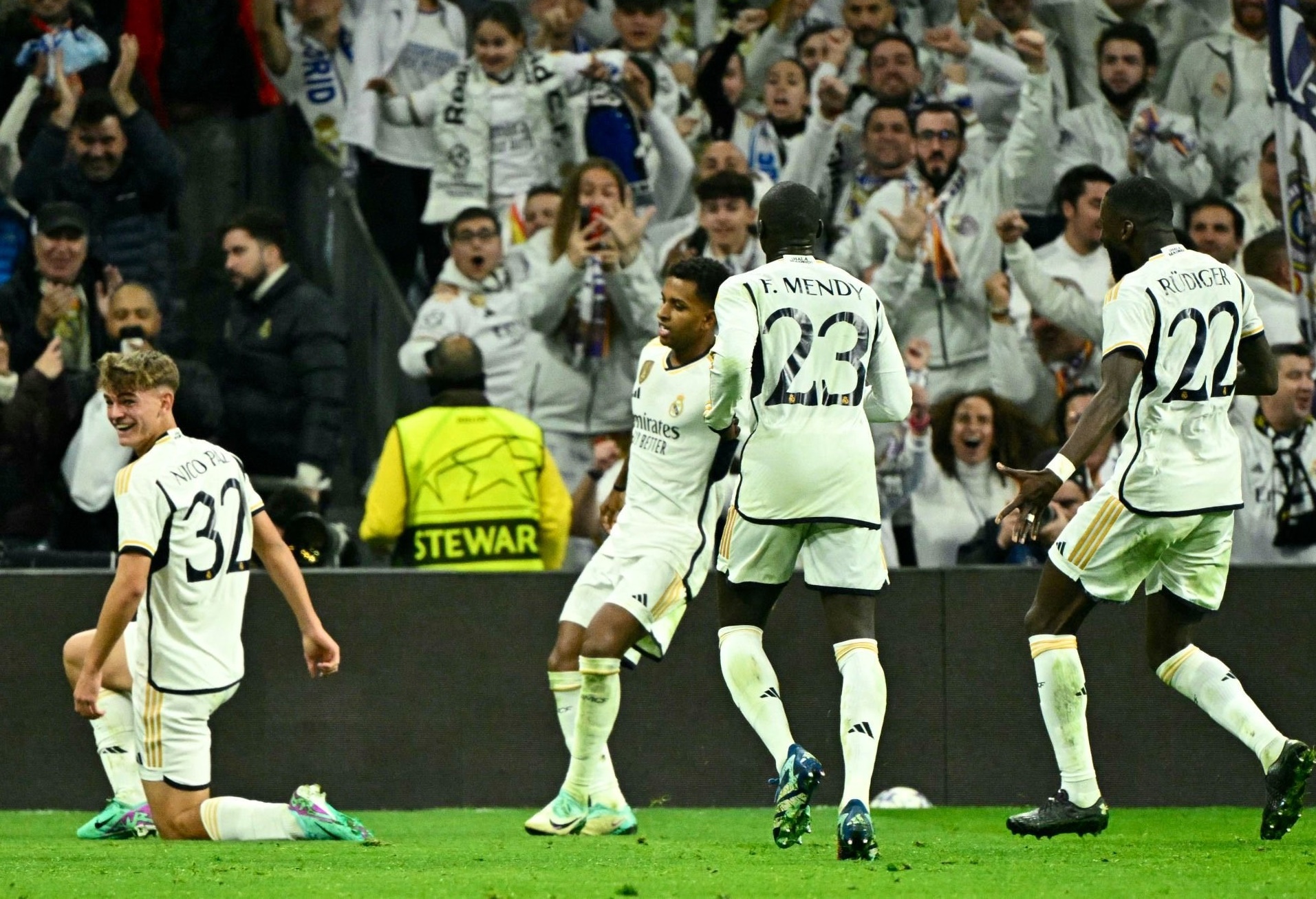 Πάλεψε η Νάπολι, αλλά υποκλίθηκε στη «βασίλισσα» με ευλάβεια! (vid)