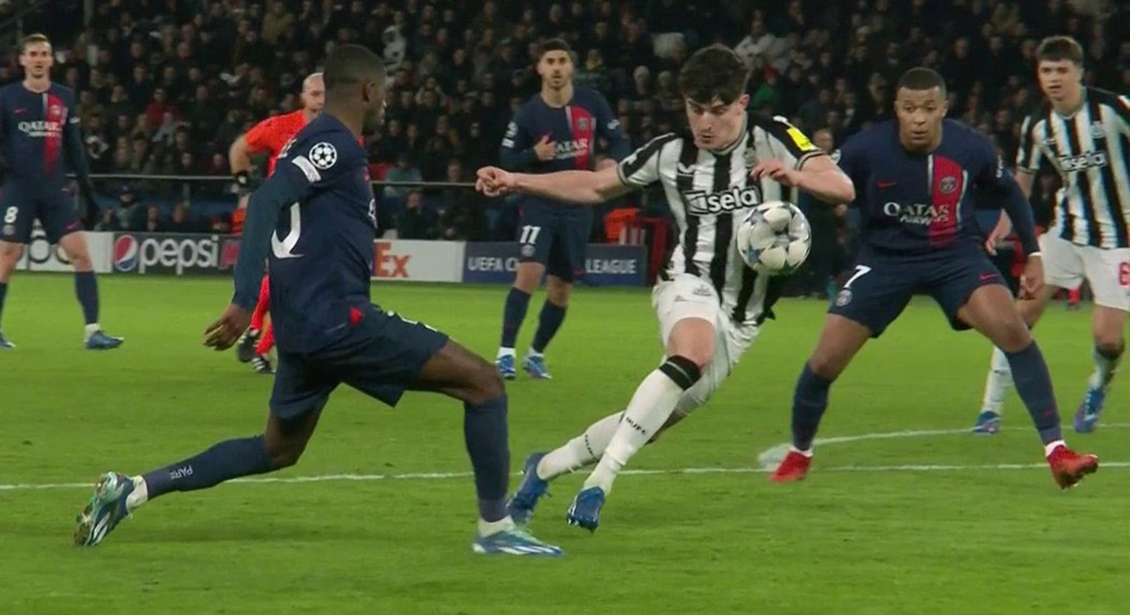 Παρί Σεν Ζερμέν – Νιούκαστλ: Αυτό είναι το πέναλτι της οργής στο 97′! (vid)