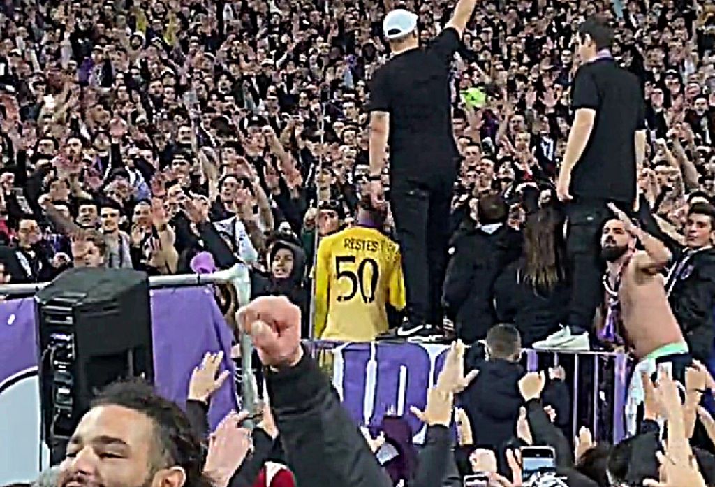 Επικές στιγμές στην Τουλούζη – Ένα με τον κόσμο της ομάδας ο 18χρονος κίπερ που σταμάτησε τη Λίβερπουλ!