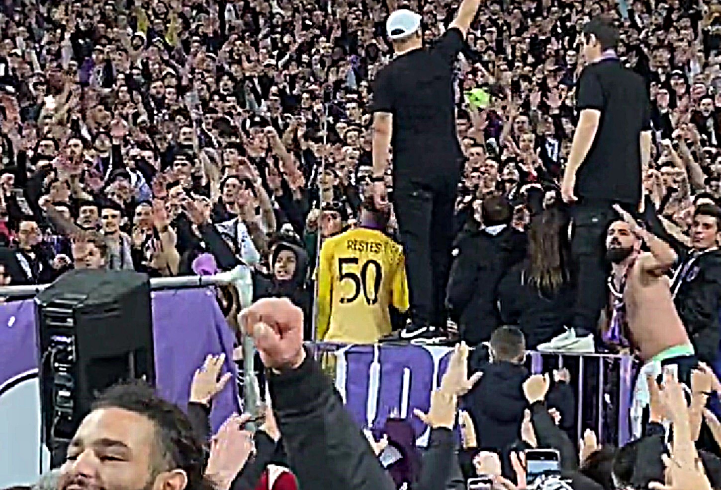 Επικές στιγμές στην Τουλούζη – Ένα με τον κόσμο της ομάδας ο 18χρονος κίπερ που σταμάτησε τη Λίβερπουλ!