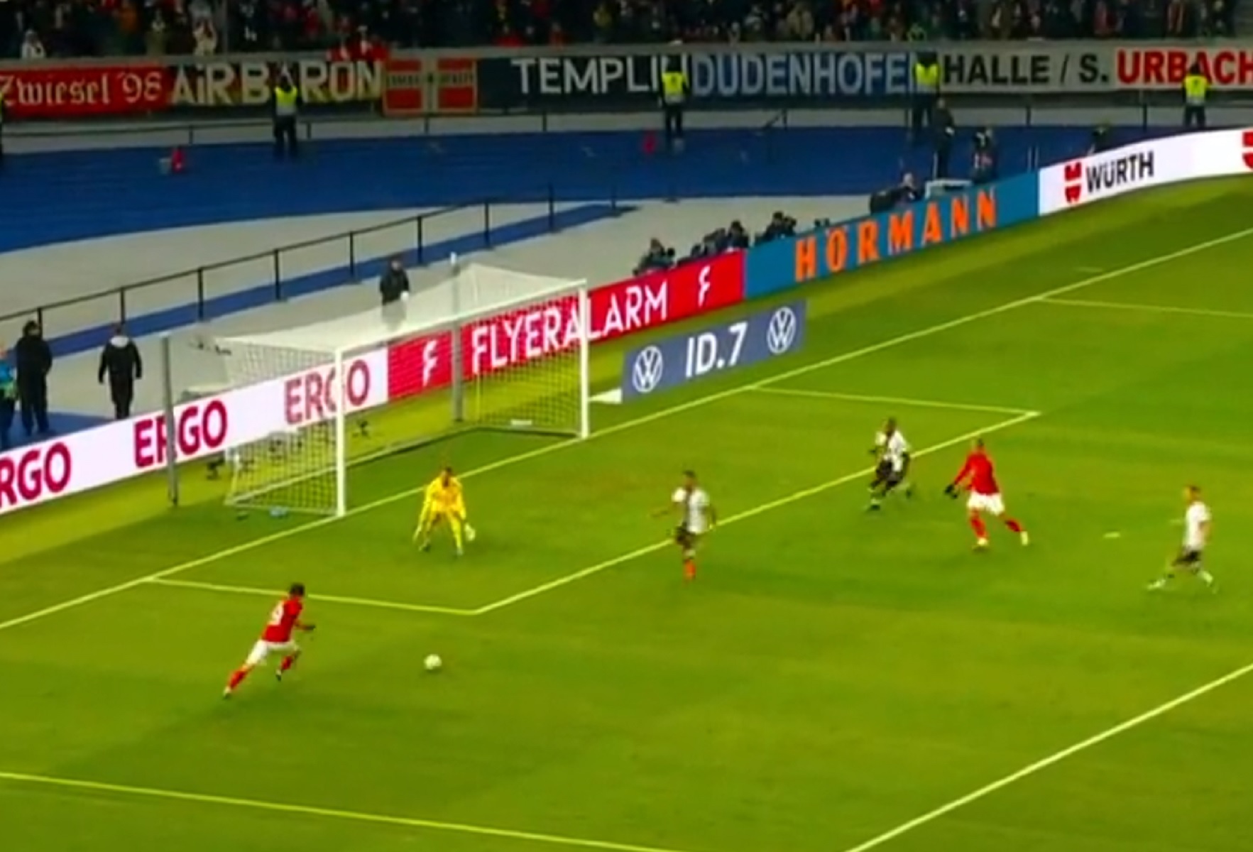 Γερμανία – Τουρκία: Η ταλεντάρα της Γιουβέντους «κατεδάφισε» το τέρμα του Τραπ (vid)