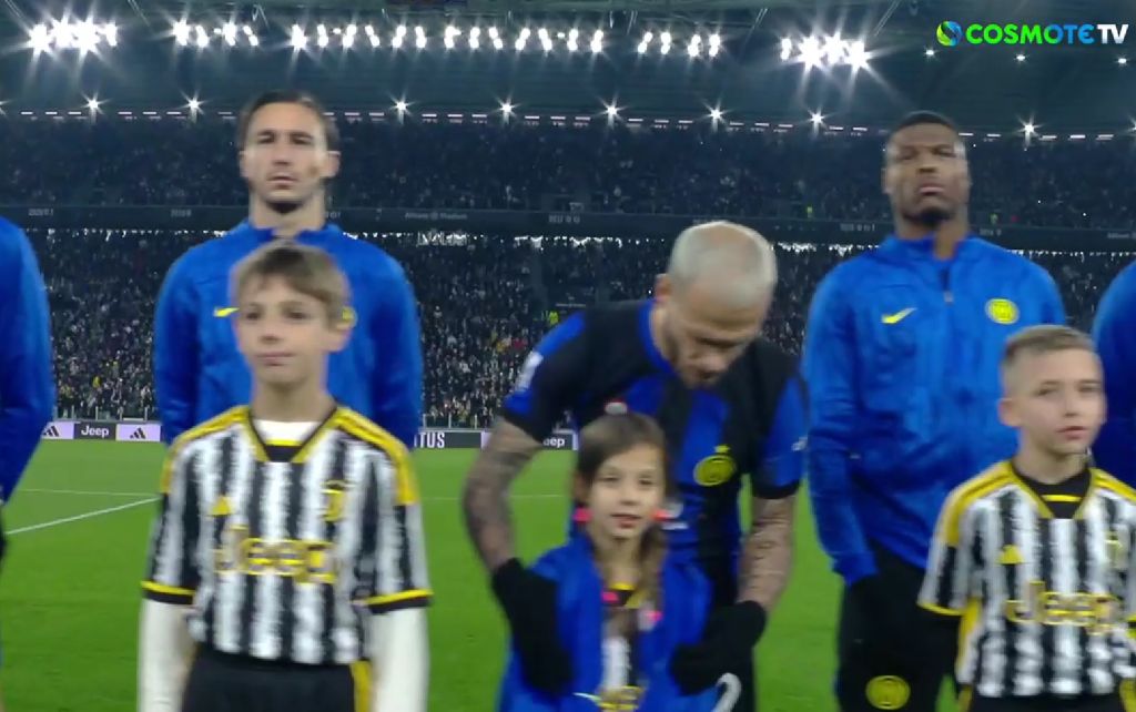 Τζέντλεμαν ο Ντιμάρκο – Έδωσε τη ζακέτα του σε κοριτσάκι που κρύωνε (vid)