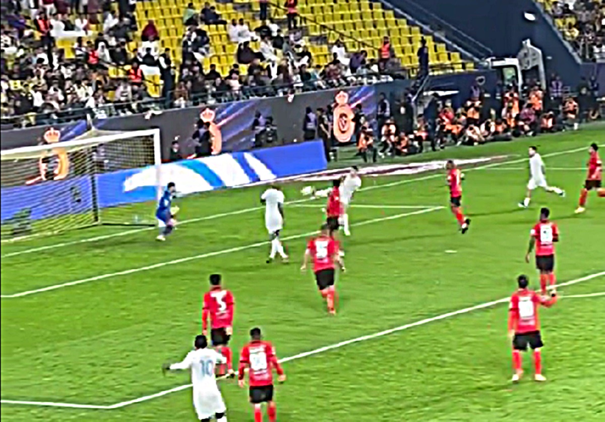 Ένα χάδι του Κριστιάνο στην μπάλα αρκεί για να τη στείλει στα δίχτυα (vids)