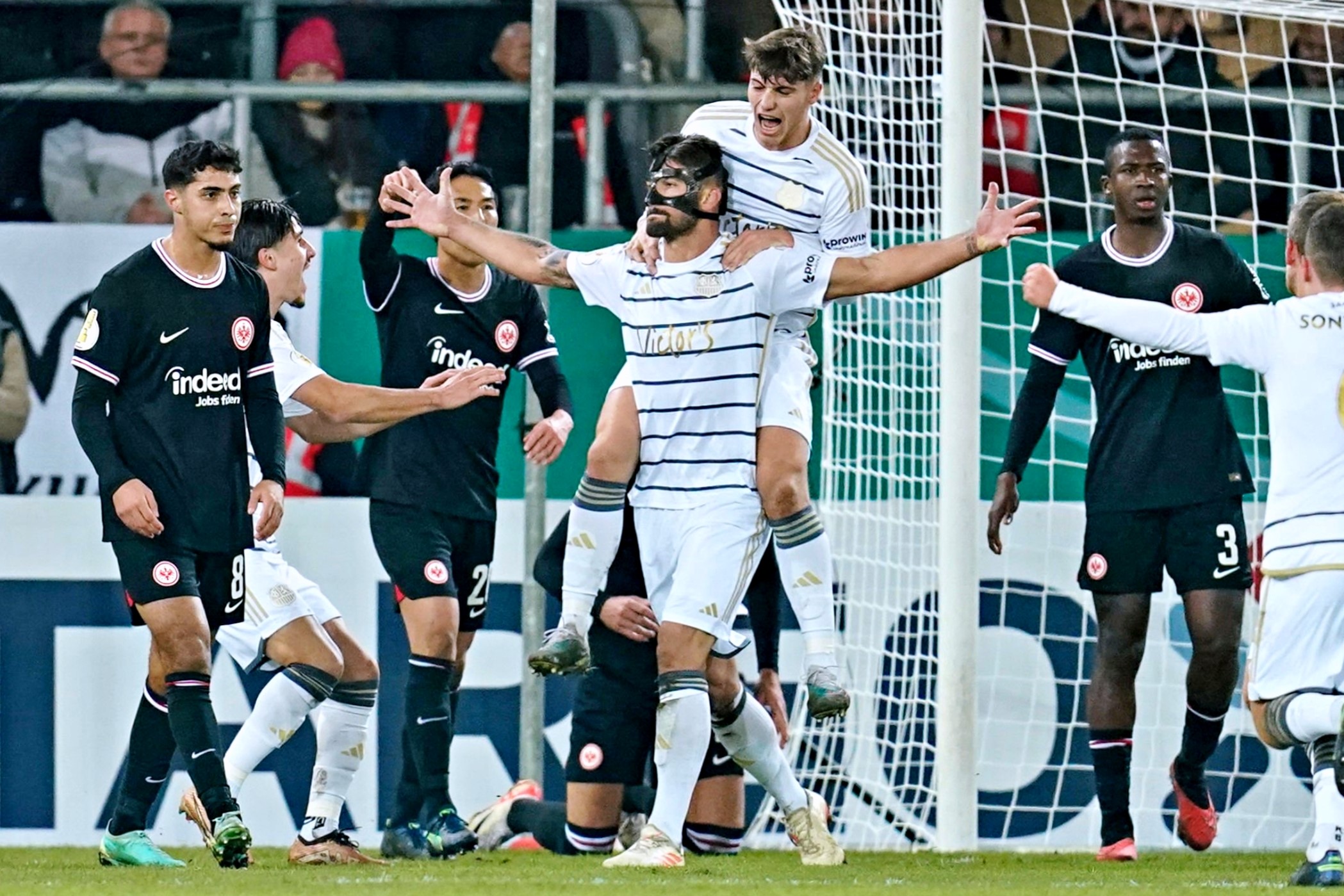 Φονέας των γιγάντων από τη Γ’ κατηγορία Γερμανίας – Μετά την Μπάγερν, ξέρανε και την Άιντραχτ!