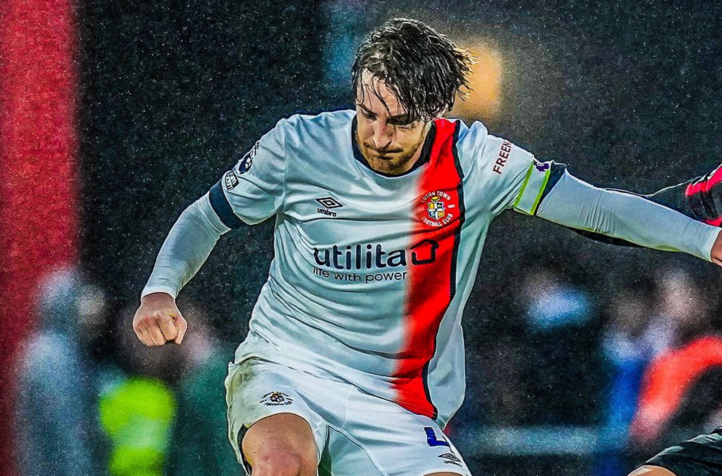 Η ανακοίνωση της Λούτον για τον αρχηγό της που λιποθύμησε στο γήπεδο (pic)