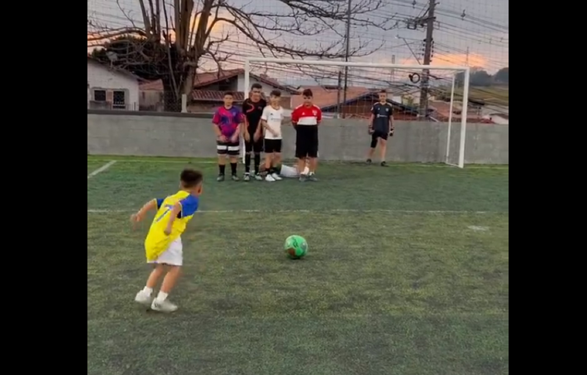 Πιτσιρικάς «παστελώνει» φαουλάρα και πανηγυρίζει με SIUUU (vid)