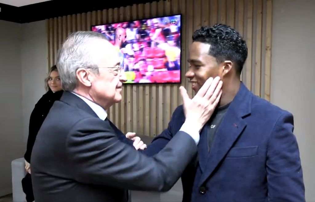 Υποδοχή στον Έντρικ ο Πέρεθ με αγκαλιά, φιλικό… χαστουκάκι και 14 τρόπαια Champions League (vid)