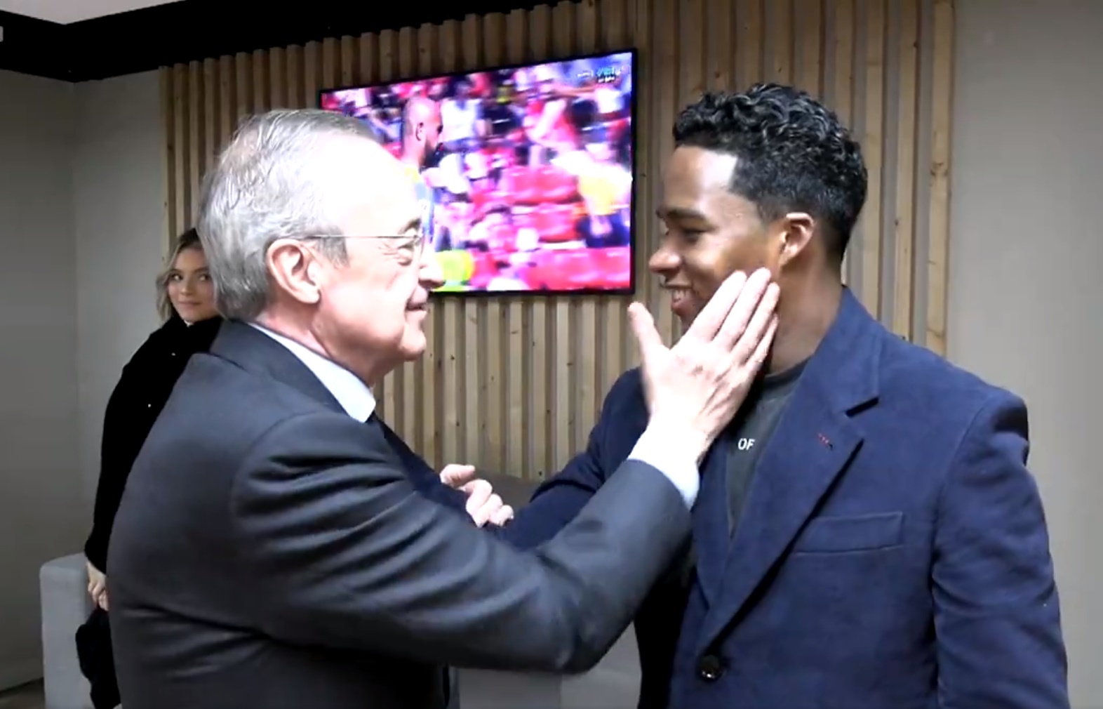 Υποδοχή στον Έντρικ ο Πέρεθ με αγκαλιά, φιλικό… χαστουκάκι και 14 τρόπαια Champions League (vid)