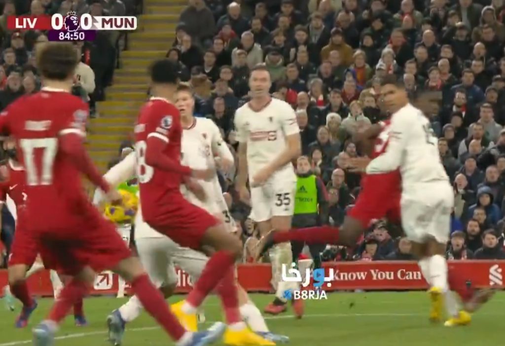 Η Λίβερπουλ «φωνάζει» για πέναλτι κόντρα στην Μάντσεστερ Γιουνάιτεντ! (vid)